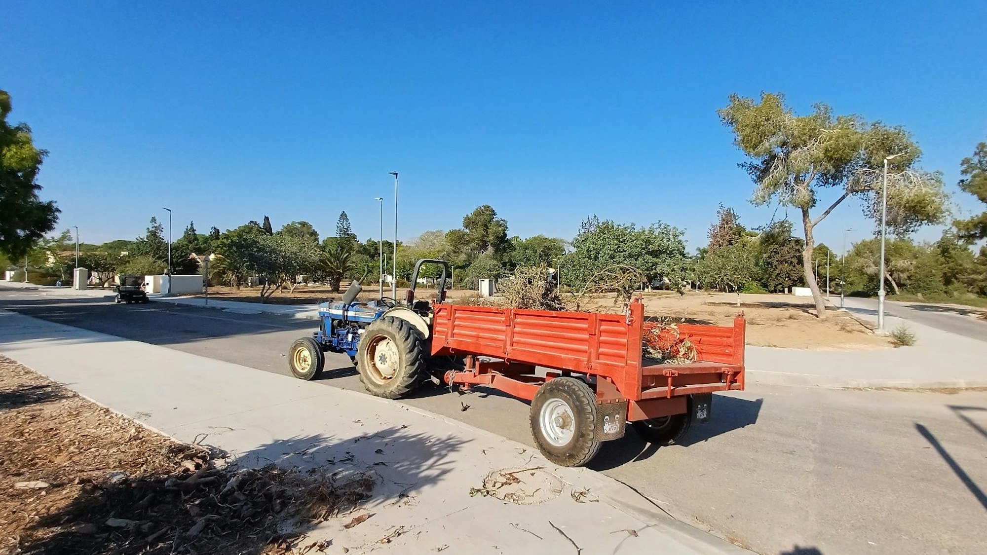 Seit dem 7. Oktober ist das Dorf verlassen. Mit ihrem Verein halfen Petra Hemming und Roman Salyutov den vor Ort, den Ort wieder aufzubauen.