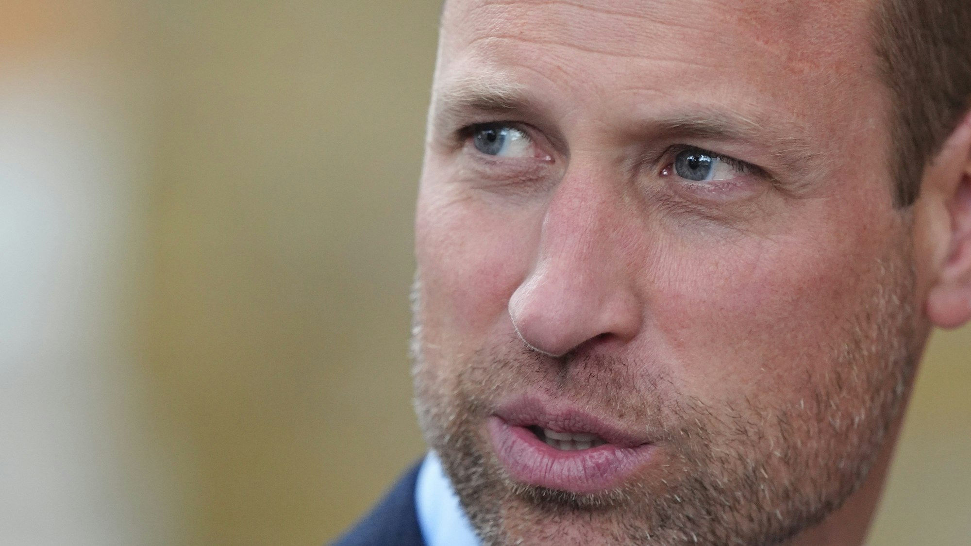 Prinz William besucht die Saatchi Gallery, um sich die Ausstellung „Homelessness: Reframed“ anzusehen.