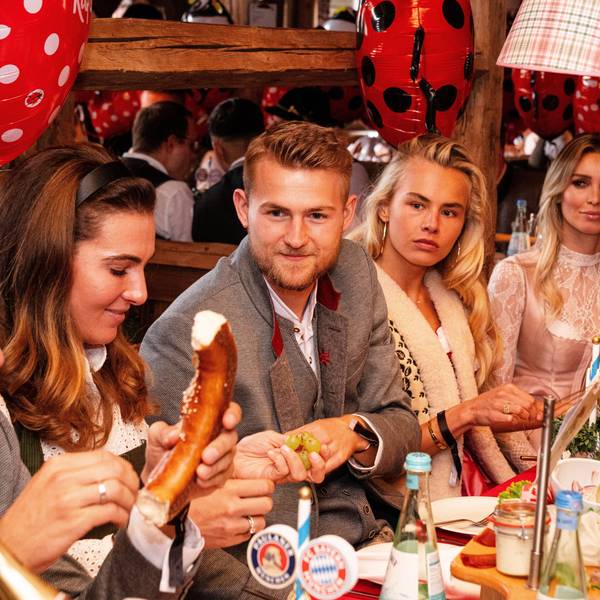 Matthijs de Ligt und seine Ehefrau Annekee (2.v.r.) mit Thomas Müller und seiner Ehefrau Lisa auf dem Oktoberfest.