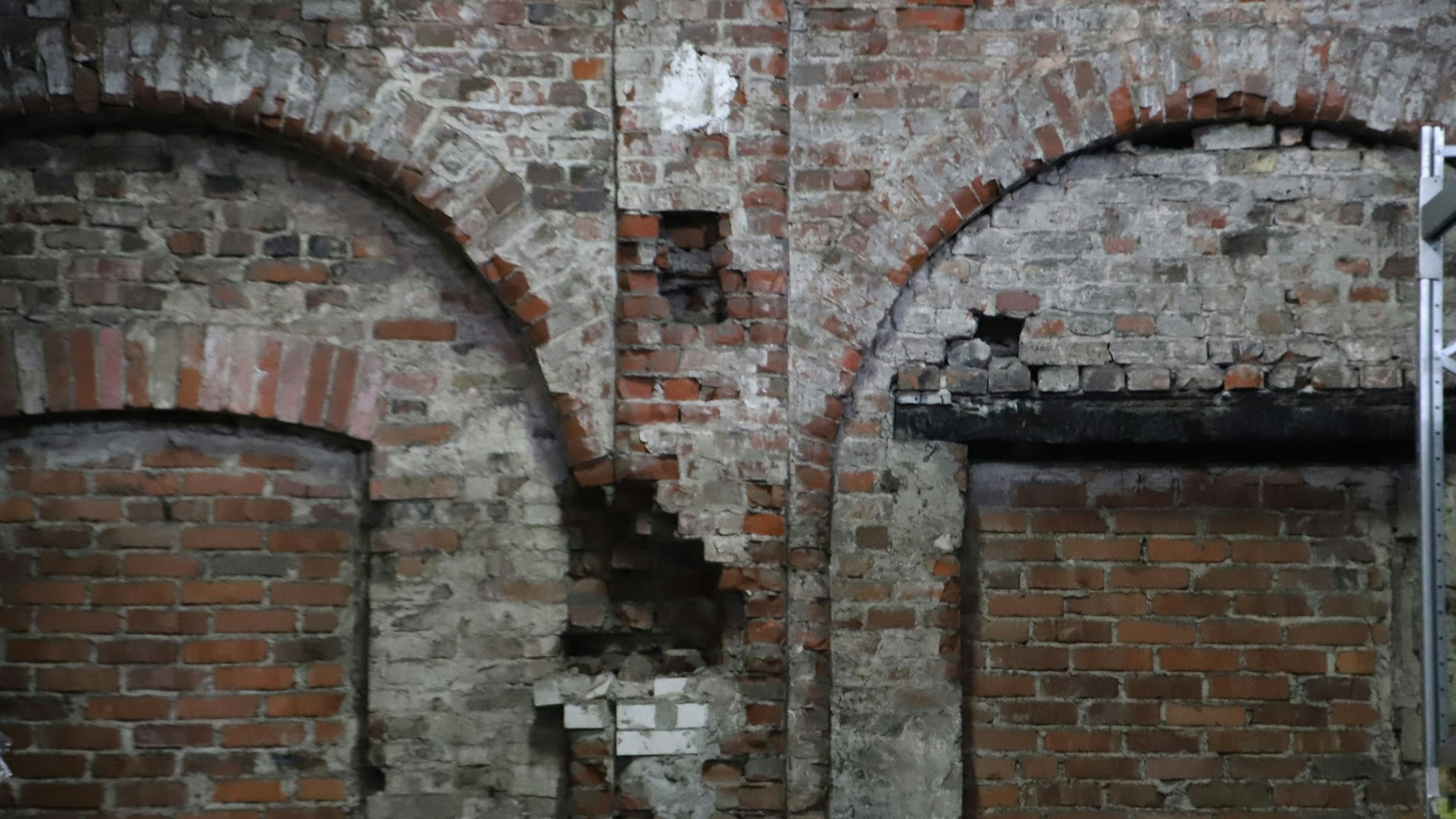 In den Hallen gibt es alte Backsteinwände.