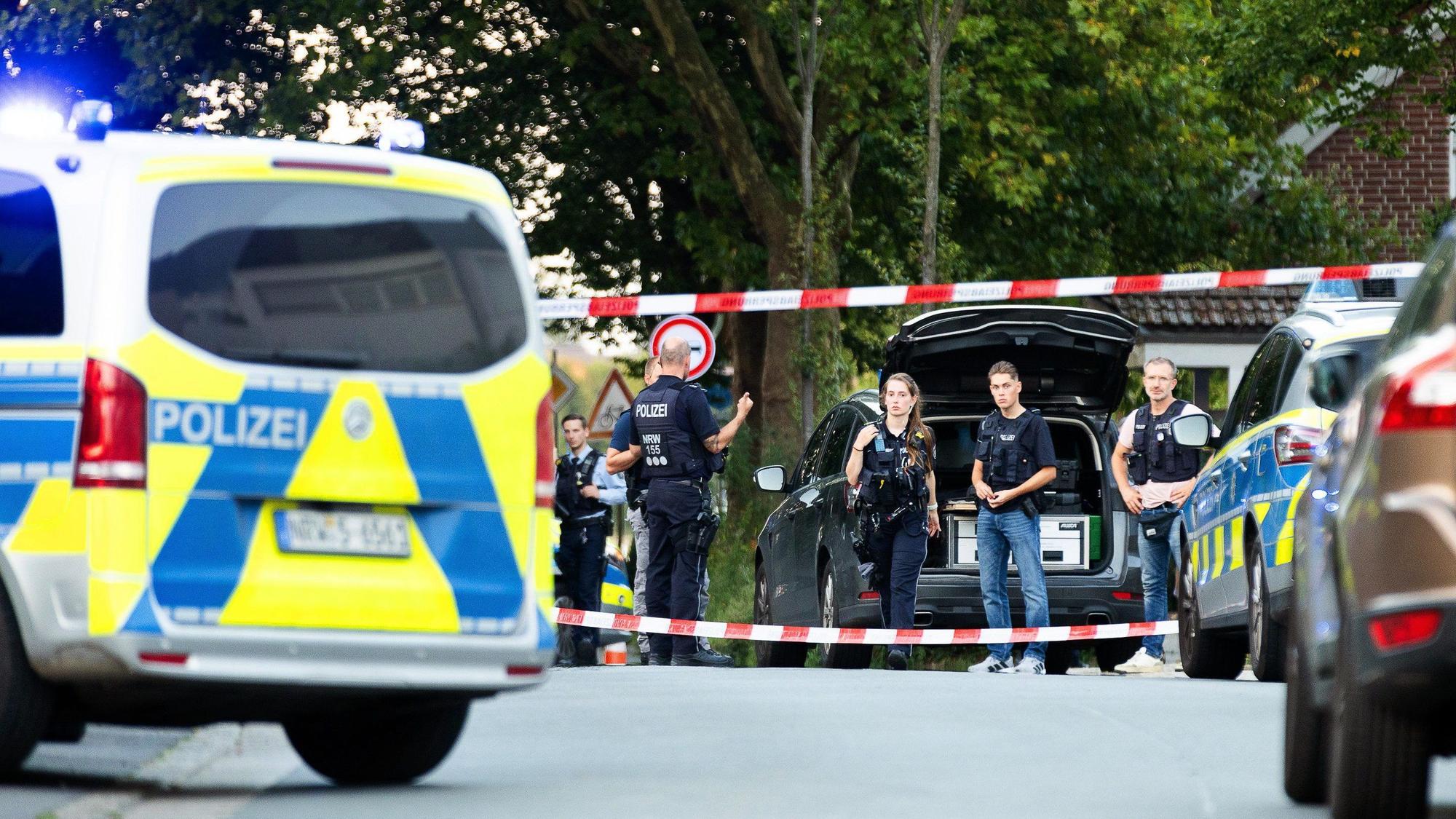 ARCHIV - 28.08.2024, Nordrhein-Westfalen, Recklinghausen: Einsatzkräfte der Polizei stehen an einem Tatort zwischen Fahrzeugen.