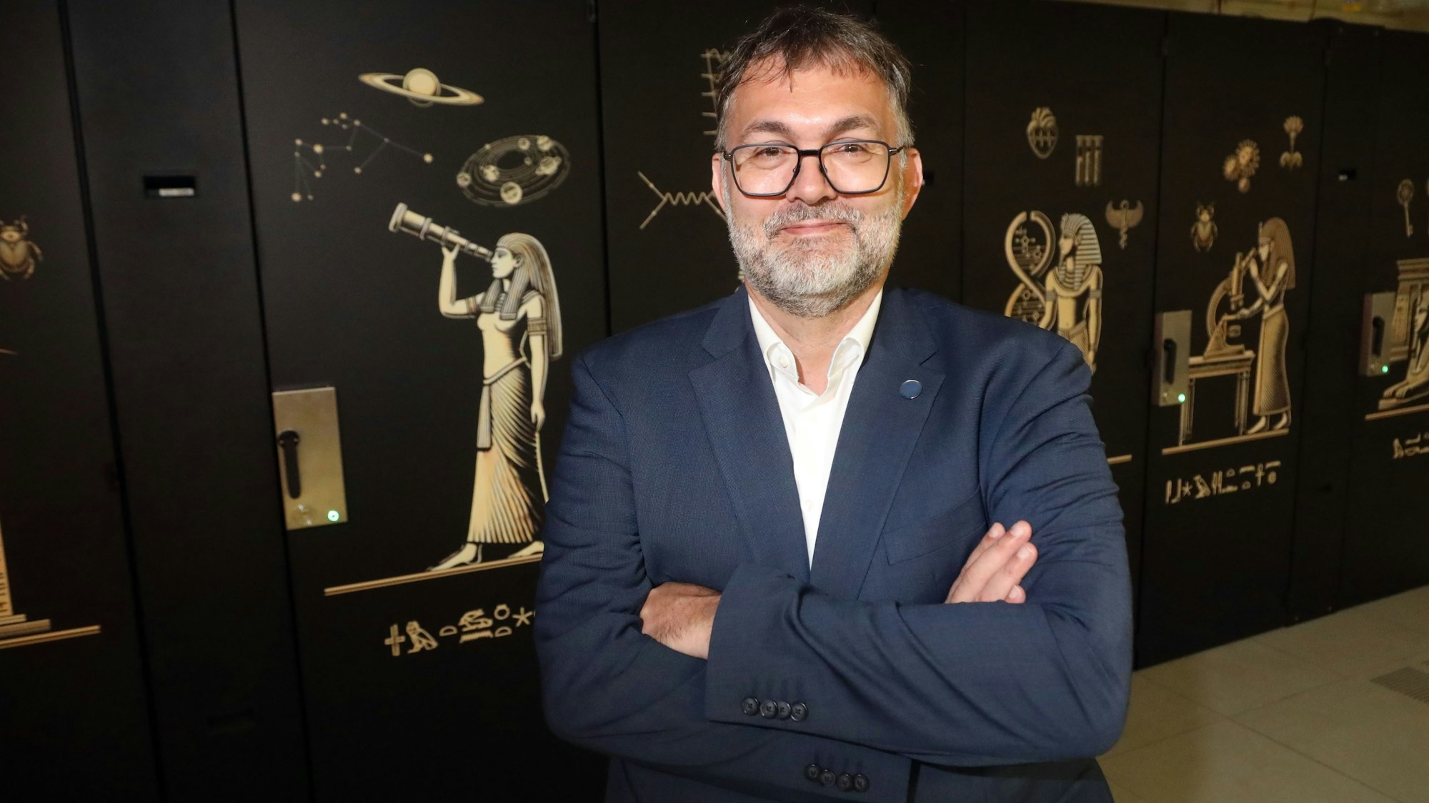 Stefan Wesner, Direktor des IT Centers der Universität zu Köln vor dem Hochleistungsrechner Ramses.