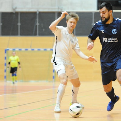 Hazim Muharemovic, rechts, im Kampf gegen Tim Weißwange, links, am Samstag, den 20.01.2024, im Spiel FC Niederrhein Soccer gegen Futsal Panthers Köln im Enni-Sportpark-Rheinkamp in Moers. FC Niederrhein Soccer, blaue Trikots, spielt gegen Futsal Panthers Köln, weiße Trikots, in der Futsal-Regionalliga, Saison 2023/2024. Foto: Oleksandr Voskresenskyi / FUNKE Foto Services