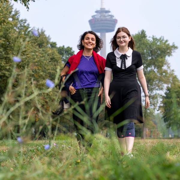 Elene Shubladze und Felicitas Mack organisieren die Frauen-Spaziergänge durch Köln.