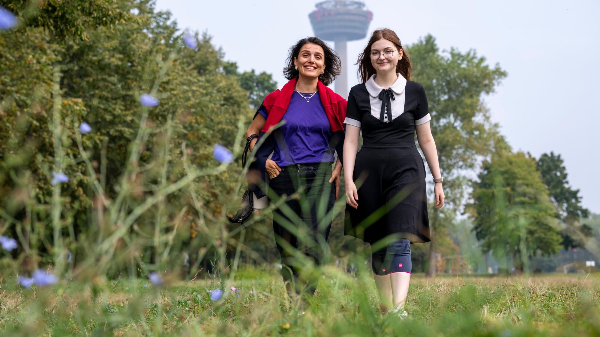 Elene Shubladze und Felicitas Mack organisieren Frauen-Spaziergänge durch Köln. (Archivbild)