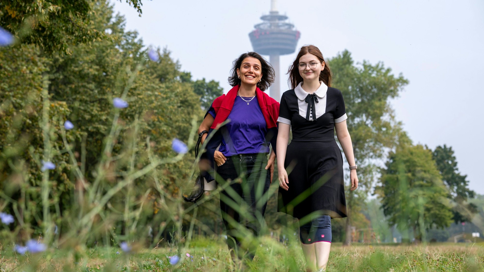 06.09.2024, Köln: Elene Shubladze und Felicitas Mack spazieren gerne im Grünen. Die Cologne Girls Walking & Talkin organisieren gemeinsames laufen gegen Einsamkeit und Vereinzelung. Foto: Uwe Weiser
