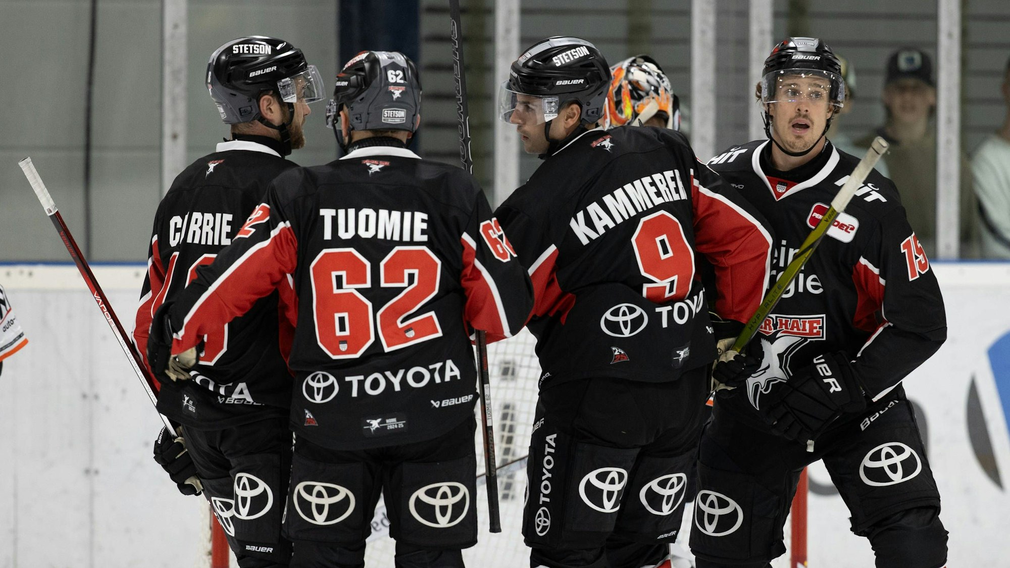 Haie Test: Mit der Nummer 4 Parker Tuomie, 62 Maximilian Kammerer, 9 Louis- Marc Aubry