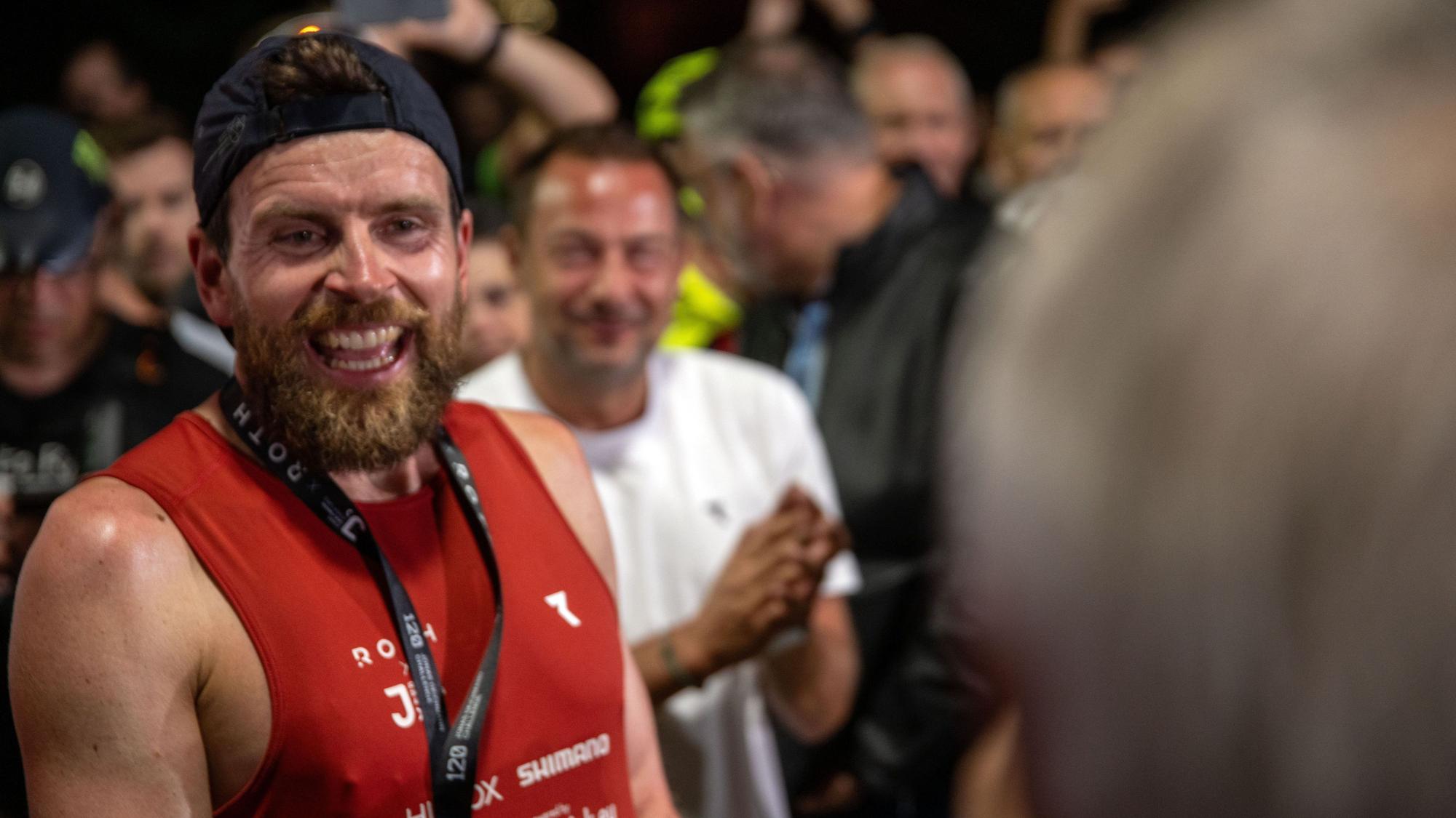 Extremsportler Jonas Deichmann freut sich nach dem Zieleinlauf über seinen neuen Weltrekord über die Triathlon-Langdistanz.