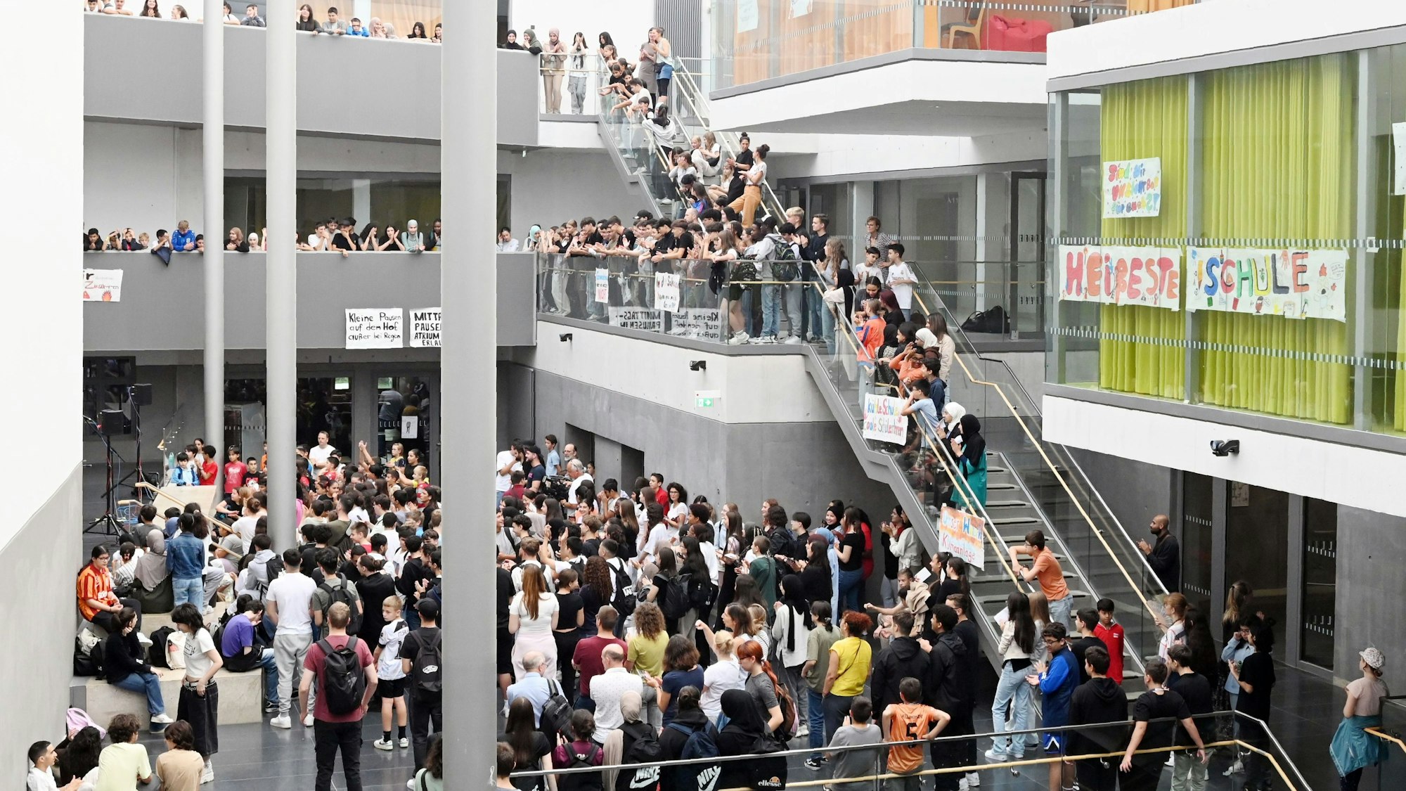 Im Neubau des Genoveva-Gymnasiums versammelten sich am Freitag die Schülerinnen und Schüler.