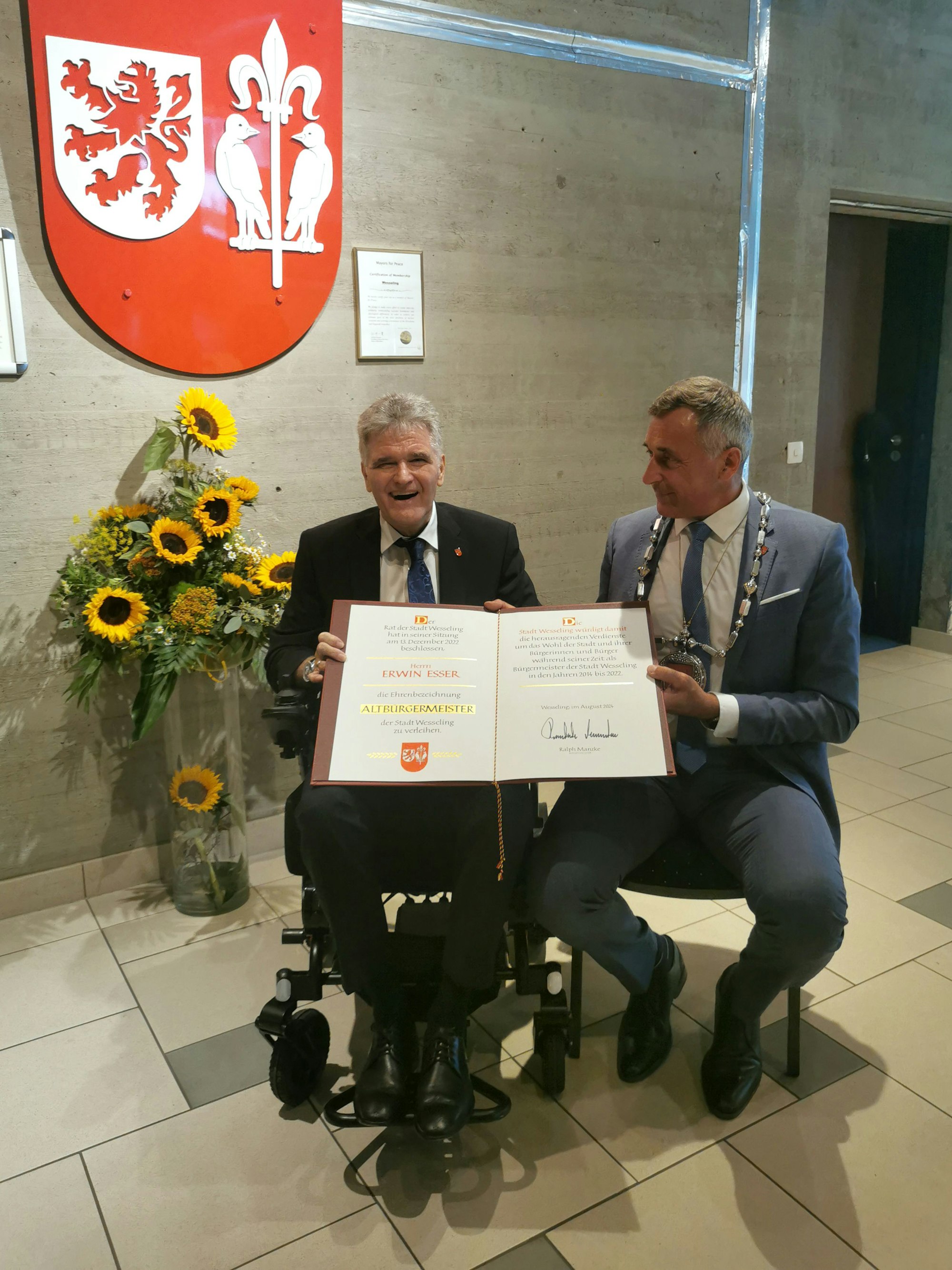 Erwin Esser erhielt 2024 aus den Händen seines Nachfolgers Ralph Manzke die Urkunde, die ihn als Altbürgermeister ausweist.