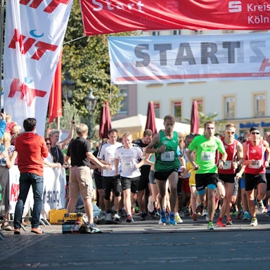 Der Start zu einem Laufwettbewerb.