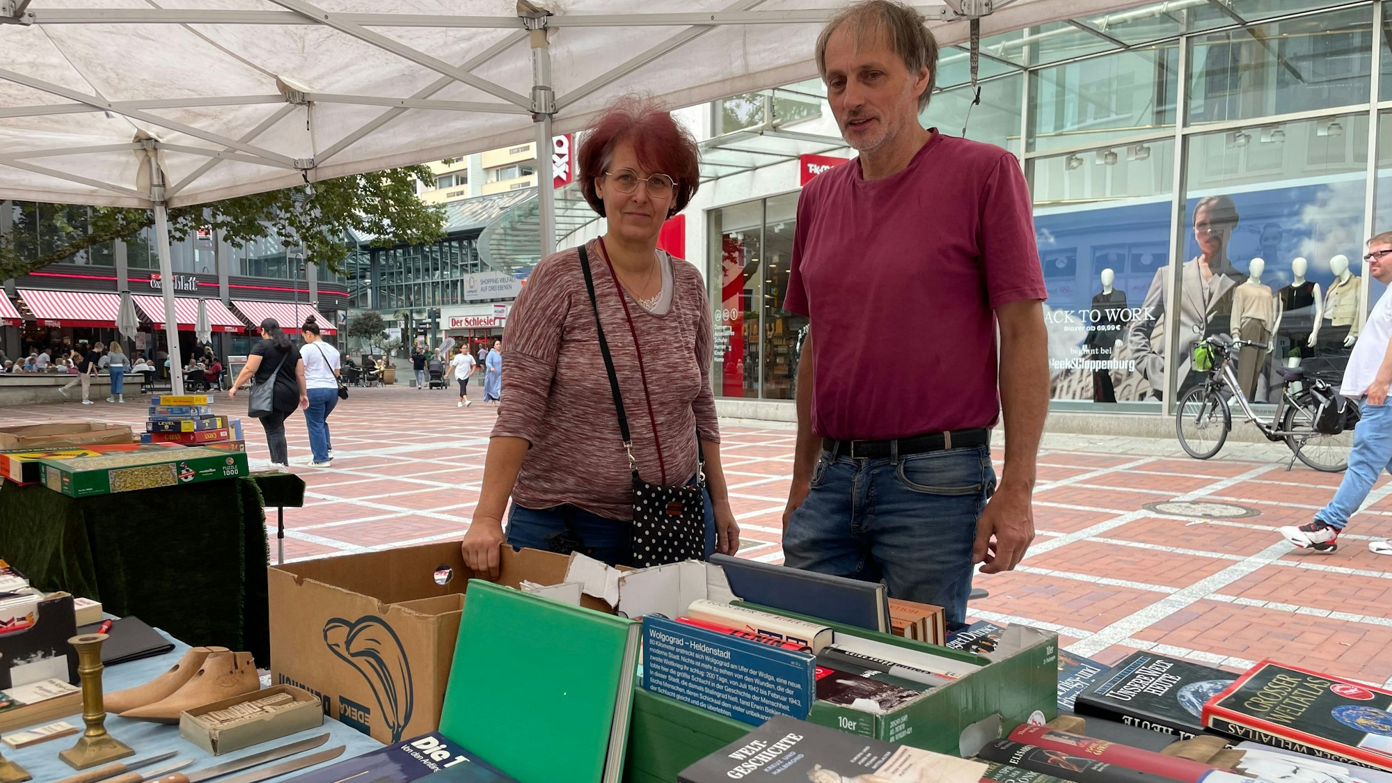 Bea Reinecke-Denker und Torsten Tietze verkauften in der Wiesdorfer Fußgängerzone Bücher.
