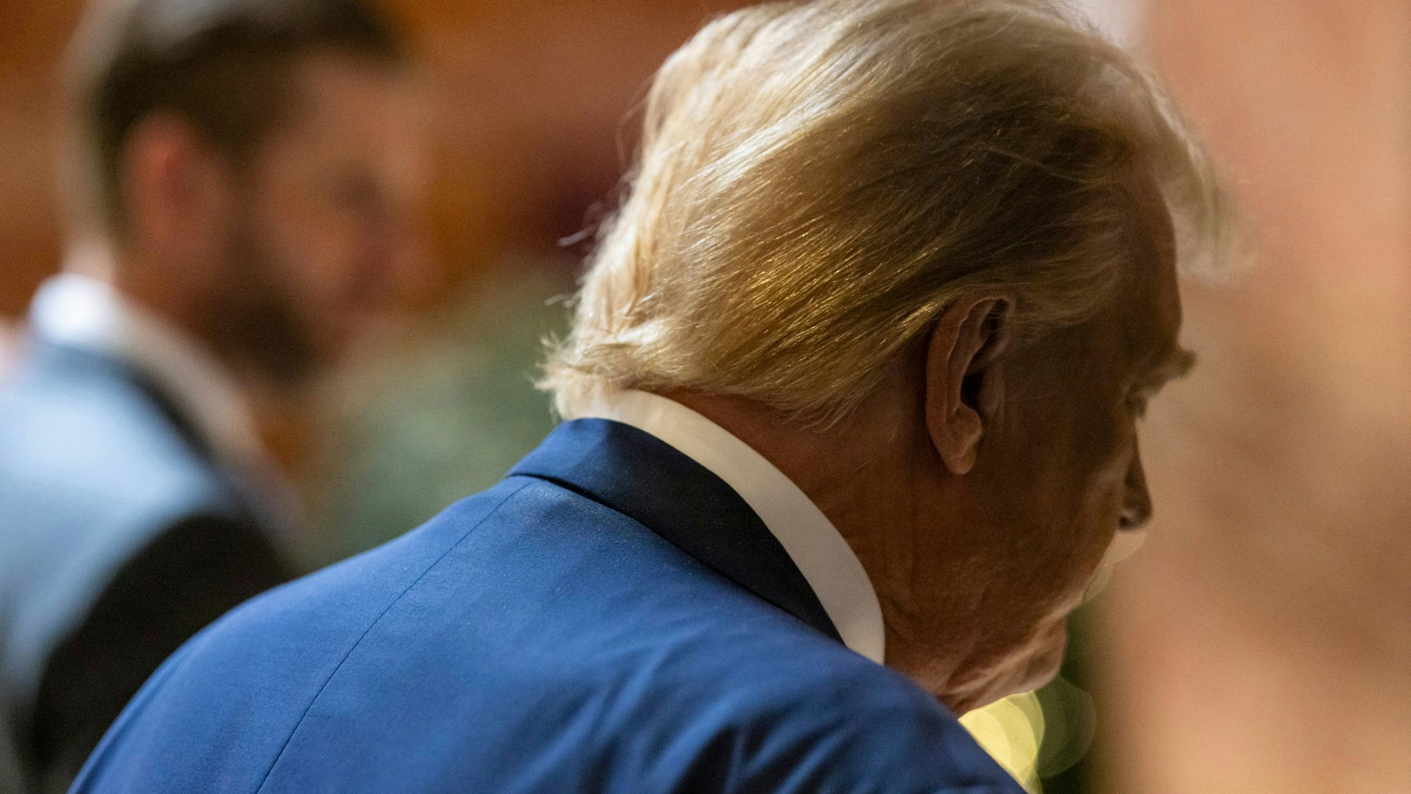 Der republikanische Präsidentschaftskandidat und ehemalige US-Präsident Donald Trump verlässt am 6. September eine Pressekonferenz im Trump Tower, nach einem Verhandlungstag im Bundesgericht in Manhattan.