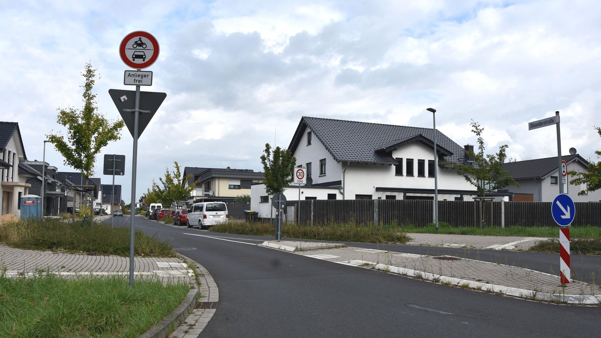 Zu sehen ist eine Straße in einem Wohngebiet.