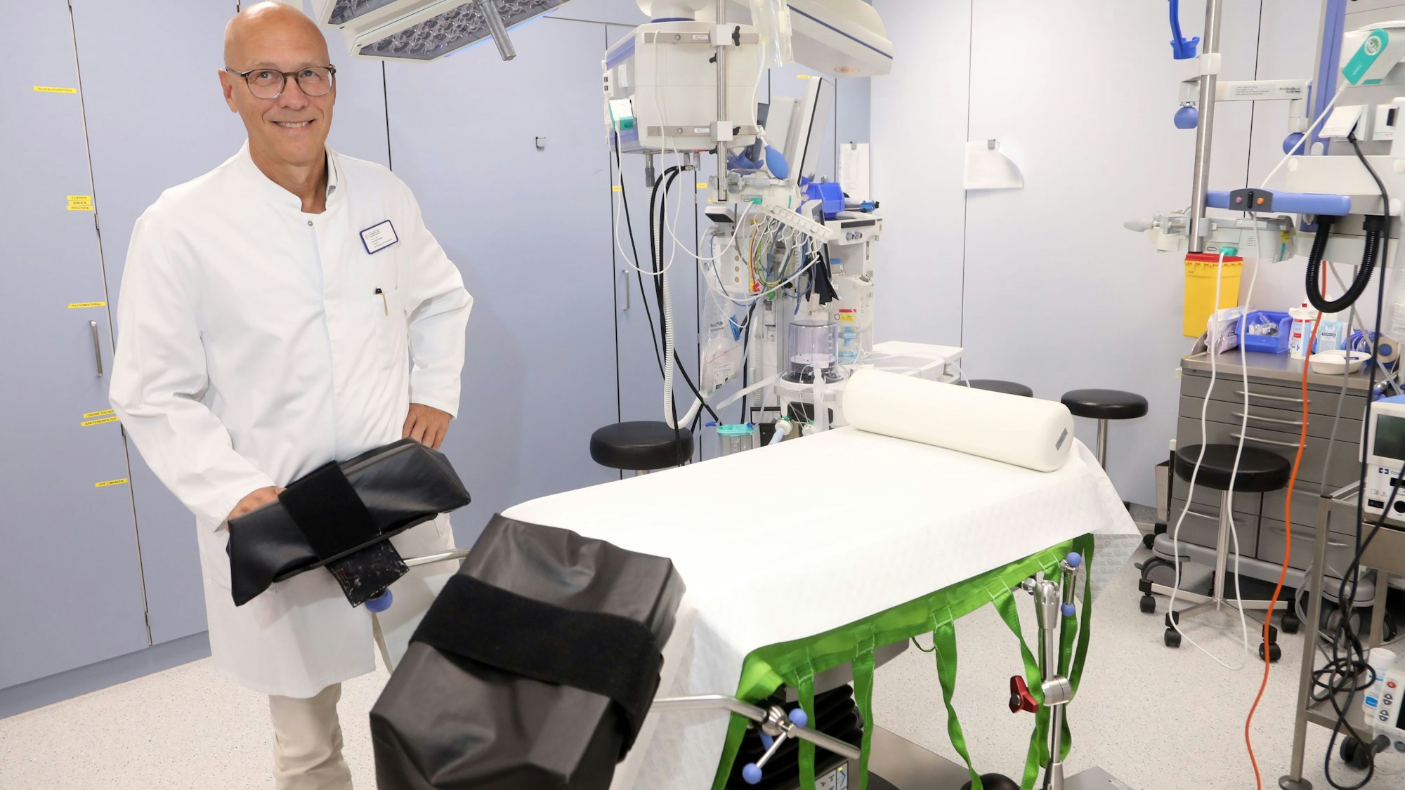 03.09.2024, Köln: Der Chefarzt der Gynäkologie und Geburtenhilfe Prof. Dr. med. Jan Schmolling in der neu erichteten Station der Gynäkologie des Severinsklösterchen. Das Severinsklösterchen in der Südstadt feiert 150 jähriges Jubiläum. Foto: Arton Krasniqi