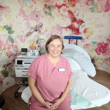 03.09.2024, Köln: Hebamme Marzena Koprowski im neu errichteten Kreißsaal des Severinsklösterchen. Das Severinsklösterchen in der Südstadt feiert 150 jähriges Jubiläum. Foto: Arton Krasniqi