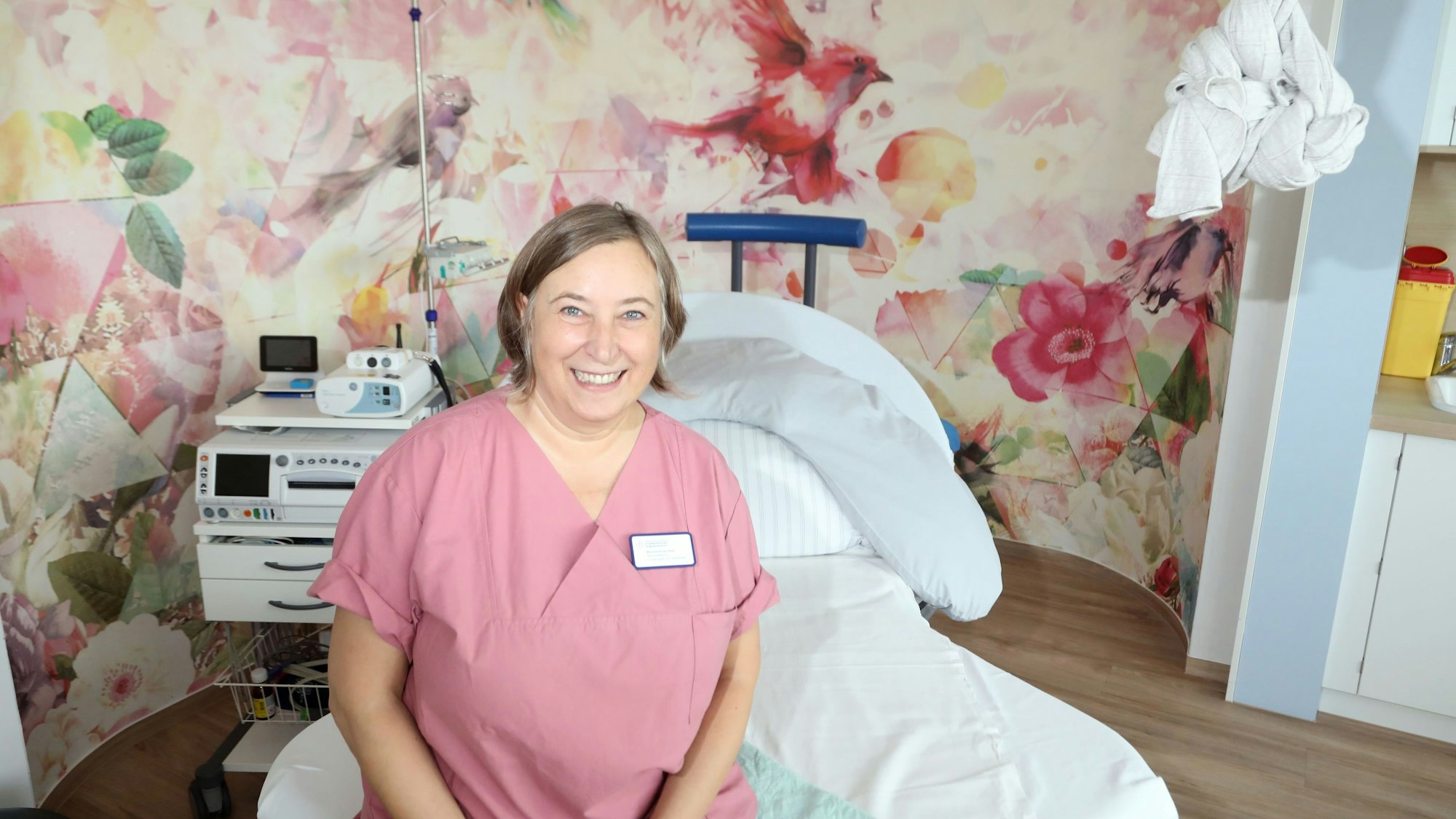 03.09.2024, Köln: Hebamme Marzena Koprowski im neu errichteten Kreißsaal des Severinsklösterchen. Das Severinsklösterchen in der Südstadt feiert 150 jähriges Jubiläum. Foto: Arton Krasniqi