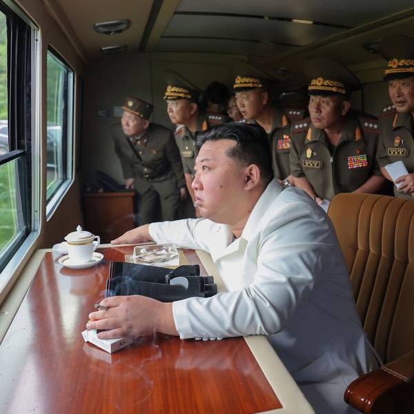Der nordkoreanische Diktator Kim Jong Un beobachtet im August 2024 einen Raketentest. Berichten zufolge lässt Kim nun 30 seiner Beamten hinrichten.