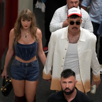 Pop-Superstar Taylor Swift geht Hand in Hand mit Kansas City Chiefs Tight End Travis Kelce nach dem NFL-Footballspiel zwischen den Chiefs und den Baltimore Ravens.