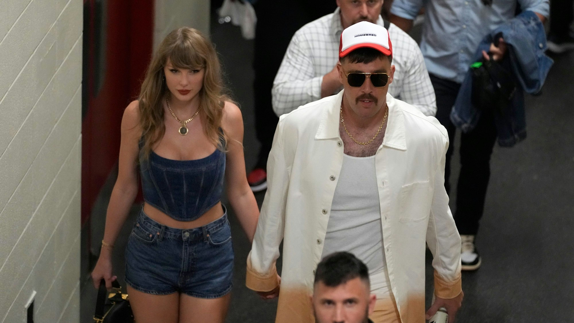 Pop-Superstar Taylor Swift geht Hand in Hand mit Kansas City Chiefs Tight End Travis Kelce nach dem NFL-Footballspiel zwischen den Chiefs und den Baltimore Ravens.