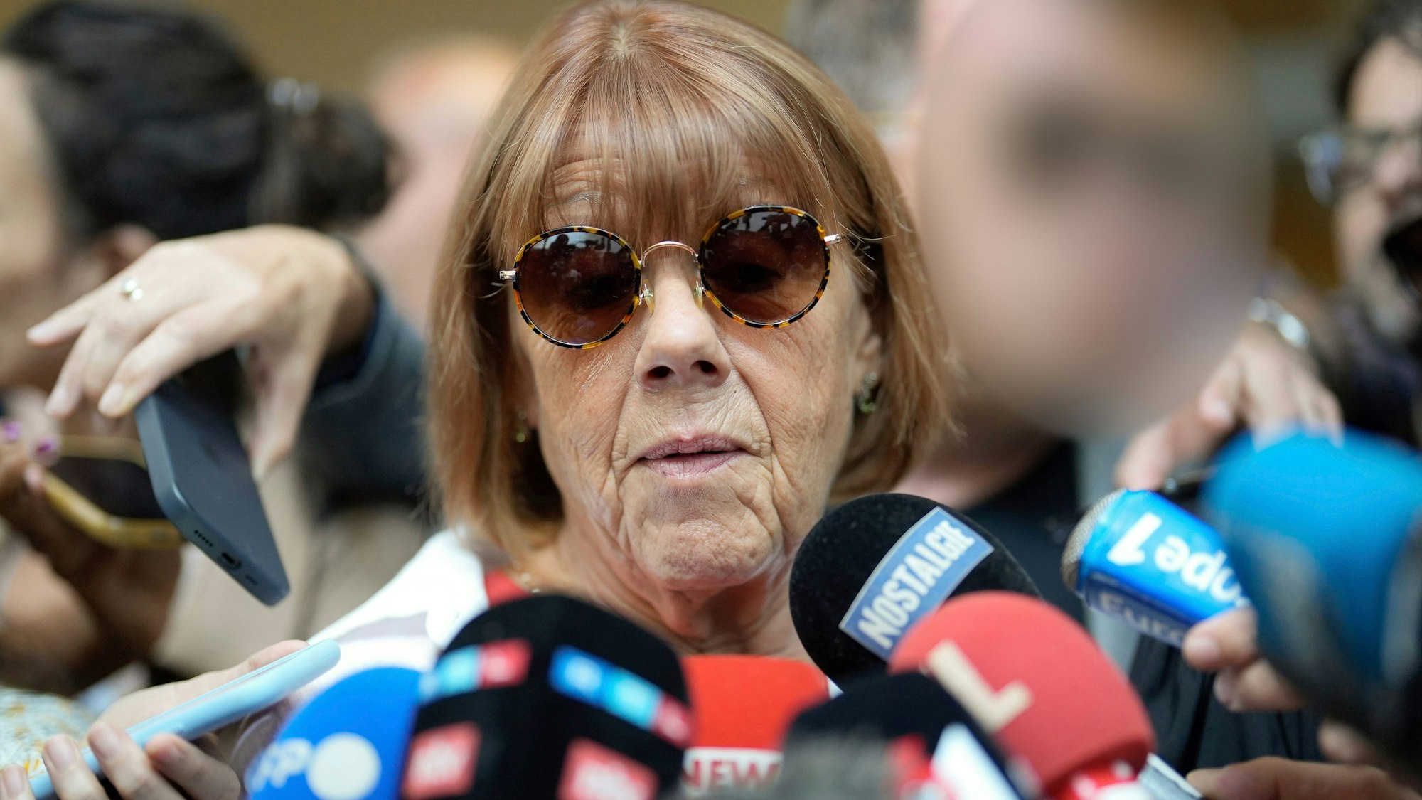 Das Opfer Gisele P. spricht in Avignon mit Journalisten, als sie das Gerichtsgebäude verlässt. Verhandelt wird dort derzeit ein Missbrauchsfall mit einer hohen Zahl von Angeklagten.