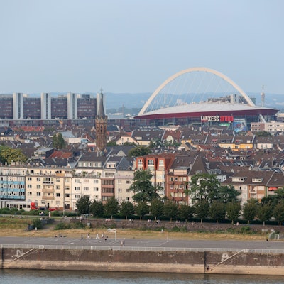 Im Stadthaus in Deutz (im Bild links neben der Lanxess-Arena) arbeitet ein großer Teil der 21.461 Angestellten der Kölner Stadtverwaltung.