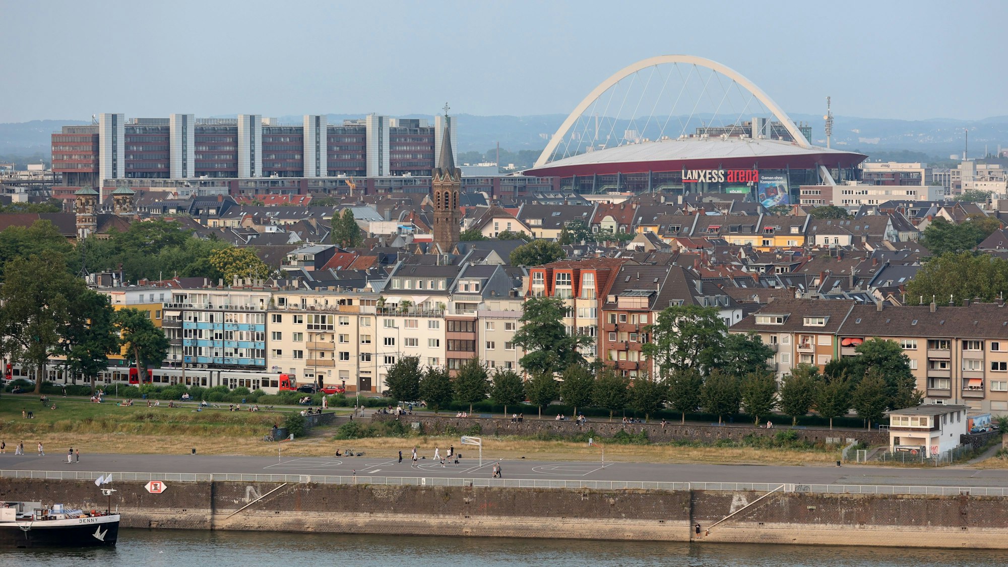Im Stadthaus in Deutz (im Bild links neben der Lanxess-Arena) arbeitet ein großer Teil der 21.461 Angestellten der Kölner Stadtverwaltung.