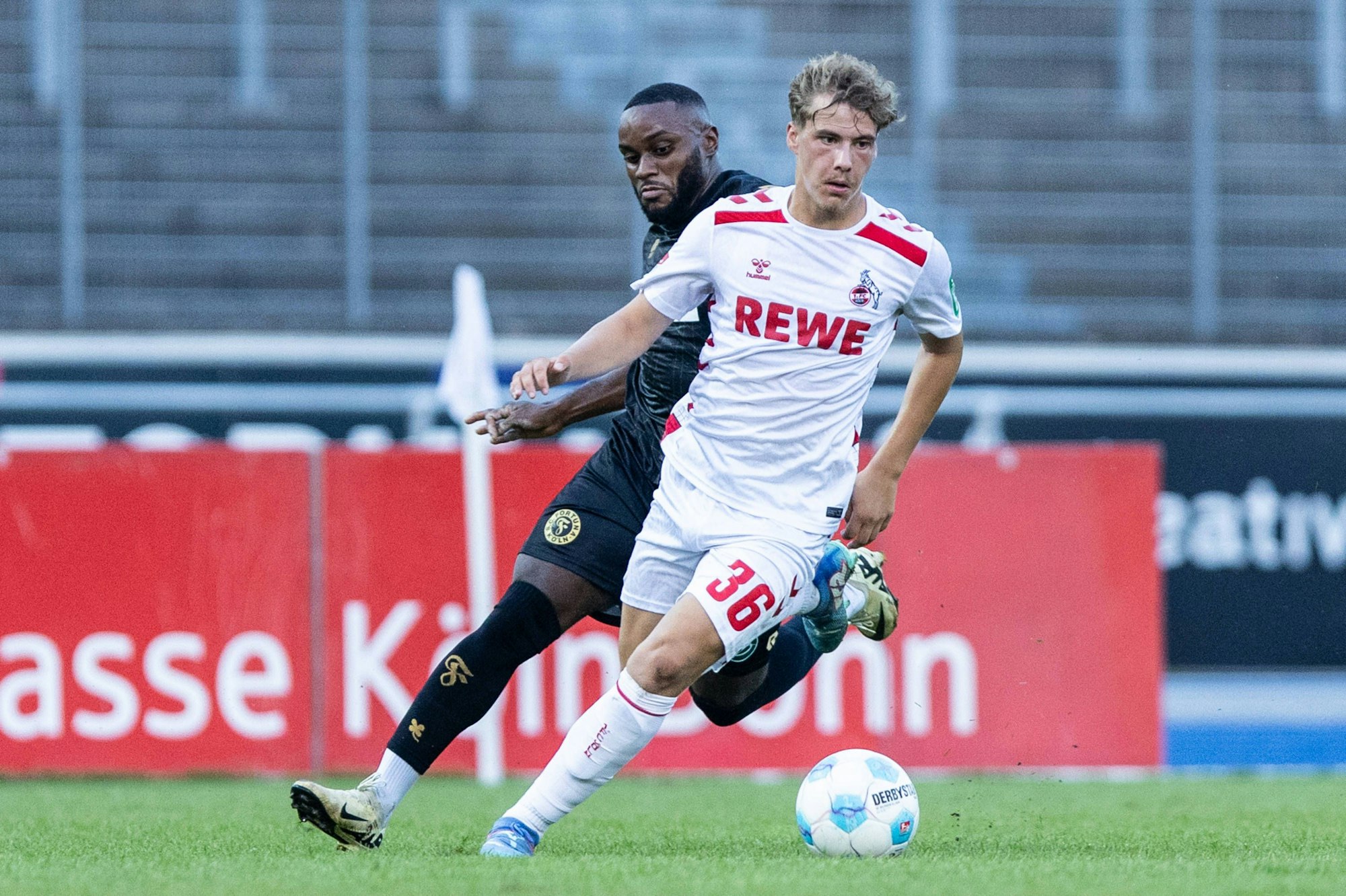 FC-Youngster Meiko Wäschenbach führt den Ball im Halbfinale gegen Fortuna Köln.