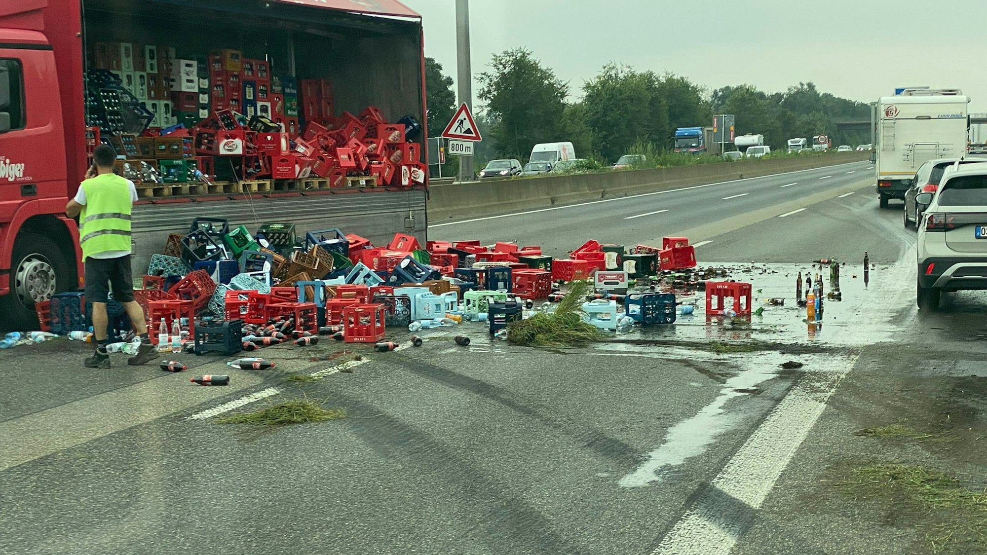 Limo und Sprudel haben sich nach einem Unfall auf der Autobahn 1 bei Erftstadt verteilt.
