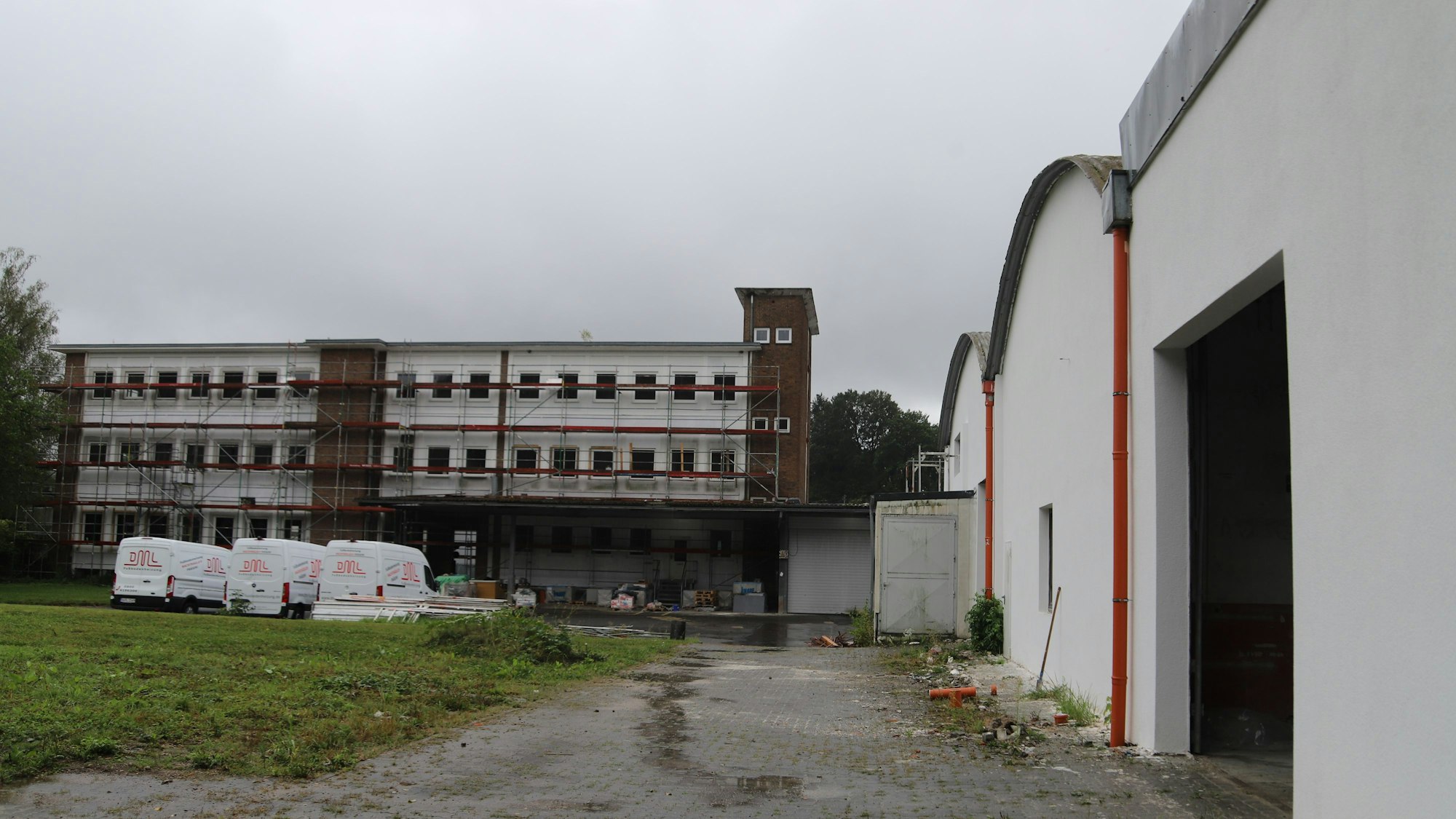 In das Produktionsgebäude soll unter anderem ein Fitnessstudio kommen, rechts in die Halle ein Restaurant.