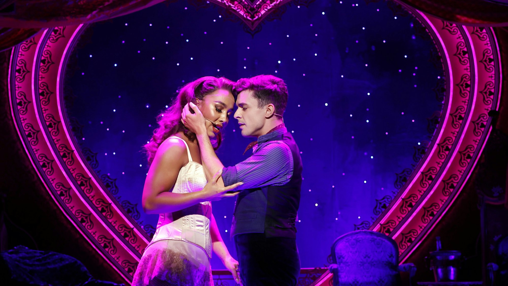 Szene aus Moulin Rouge, Protagonisten Christian und Satine halten sich verliebt an den Armen.