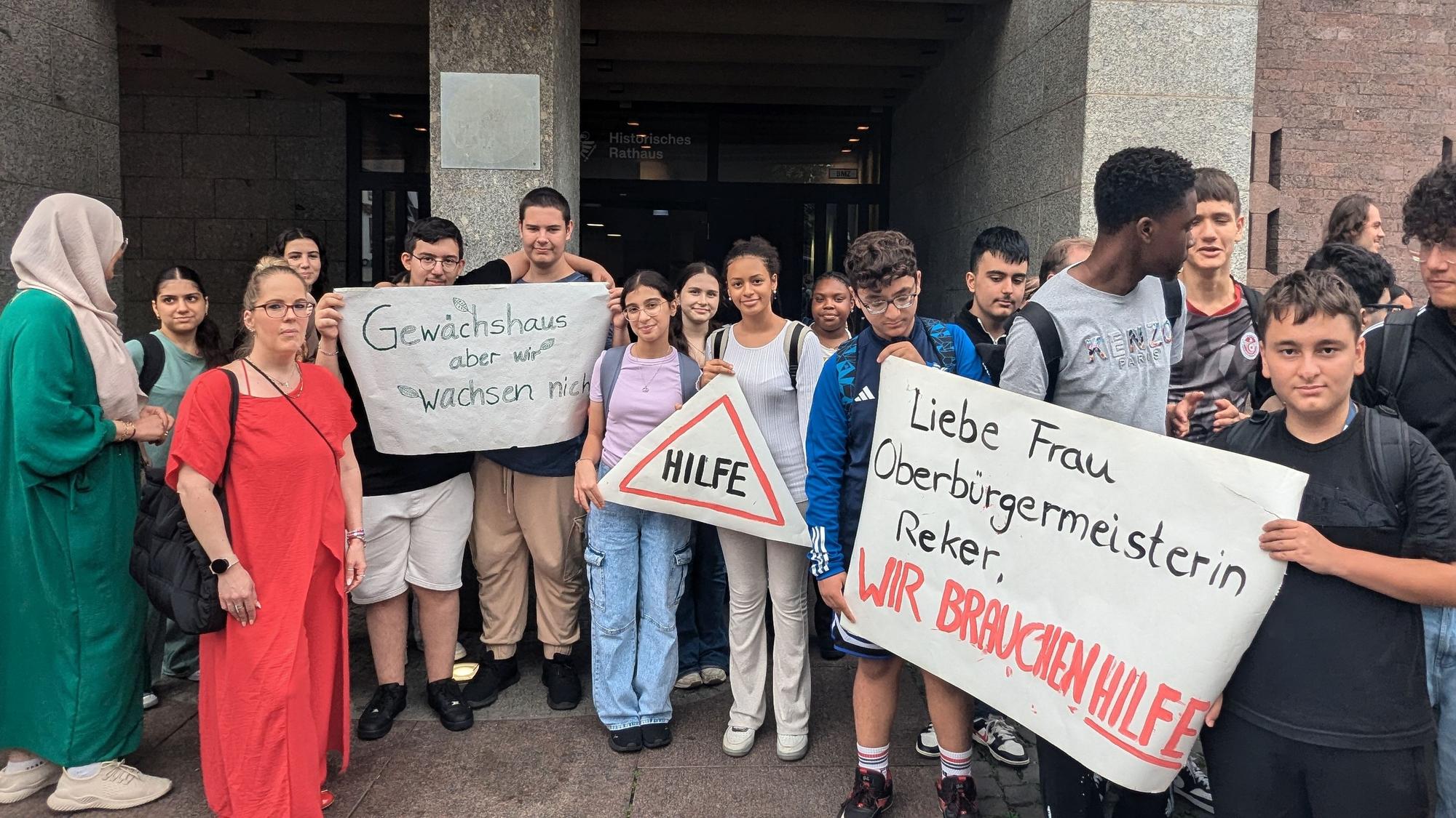 Vor dem Historischen Rathaus demonstrierten einige Schüler.