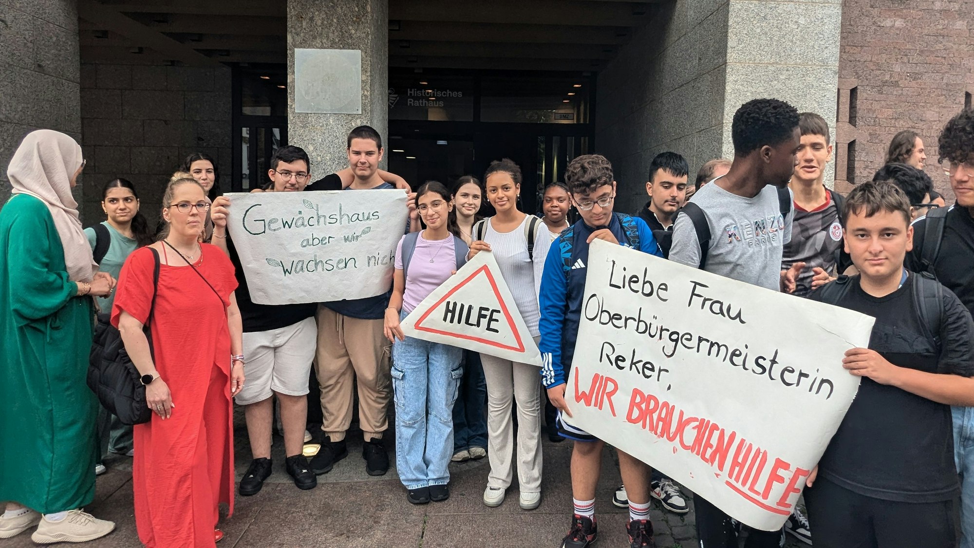 Vor dem Historischen Rathaus demonstrierten einige Schüler.