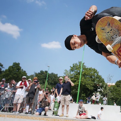 Profiskater Lennard Janssen springt mit seinem Skateboard im neuen Skatepark Eller.