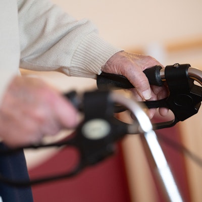 Ein Pflegebedürftiger mit Rollstuhl. (Symbolbild)