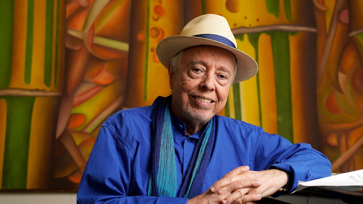 Sérgio Mendes lehnt an seinem Piano.