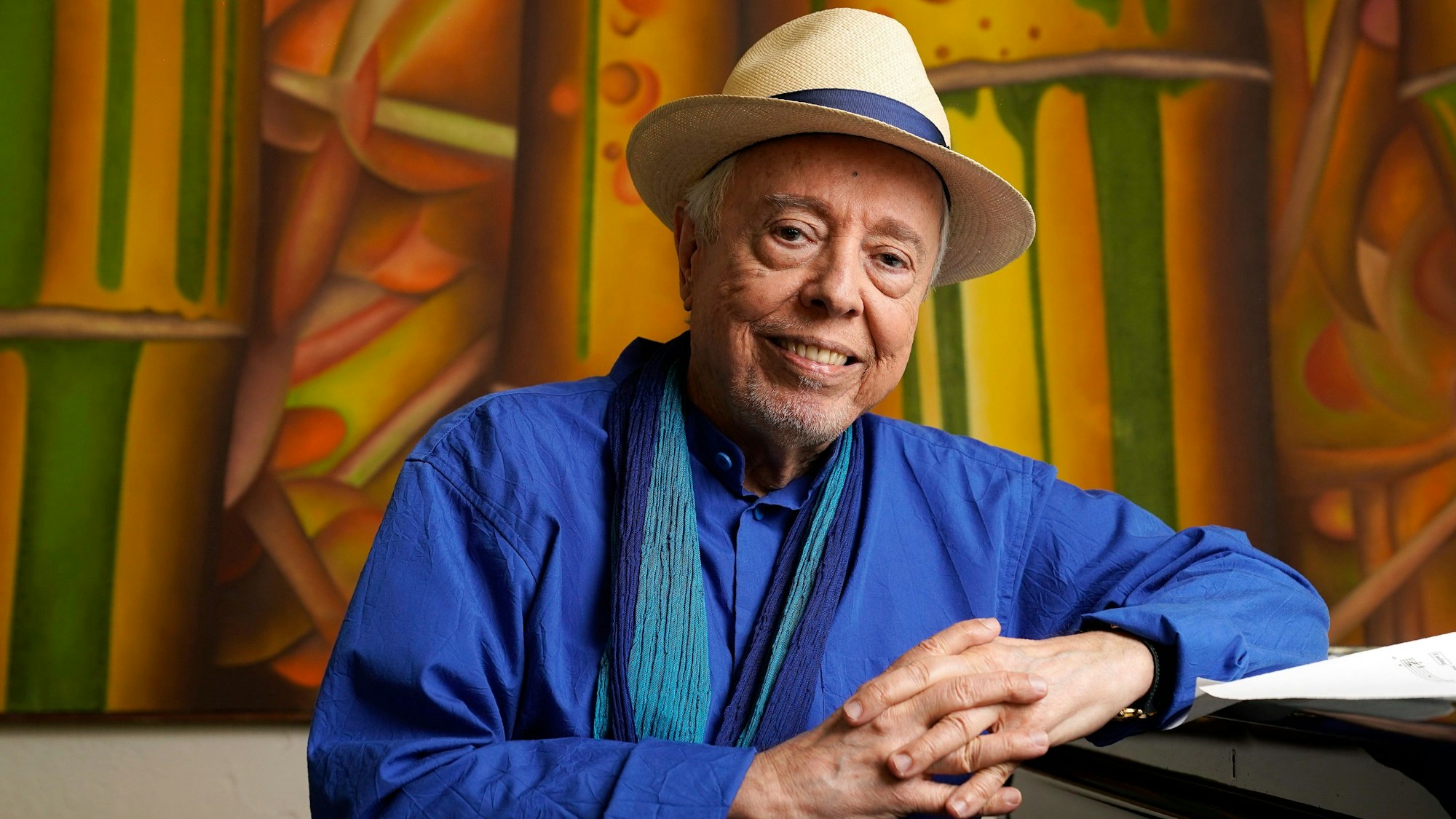 Sérgio Mendes lehnt an seinem Piano.