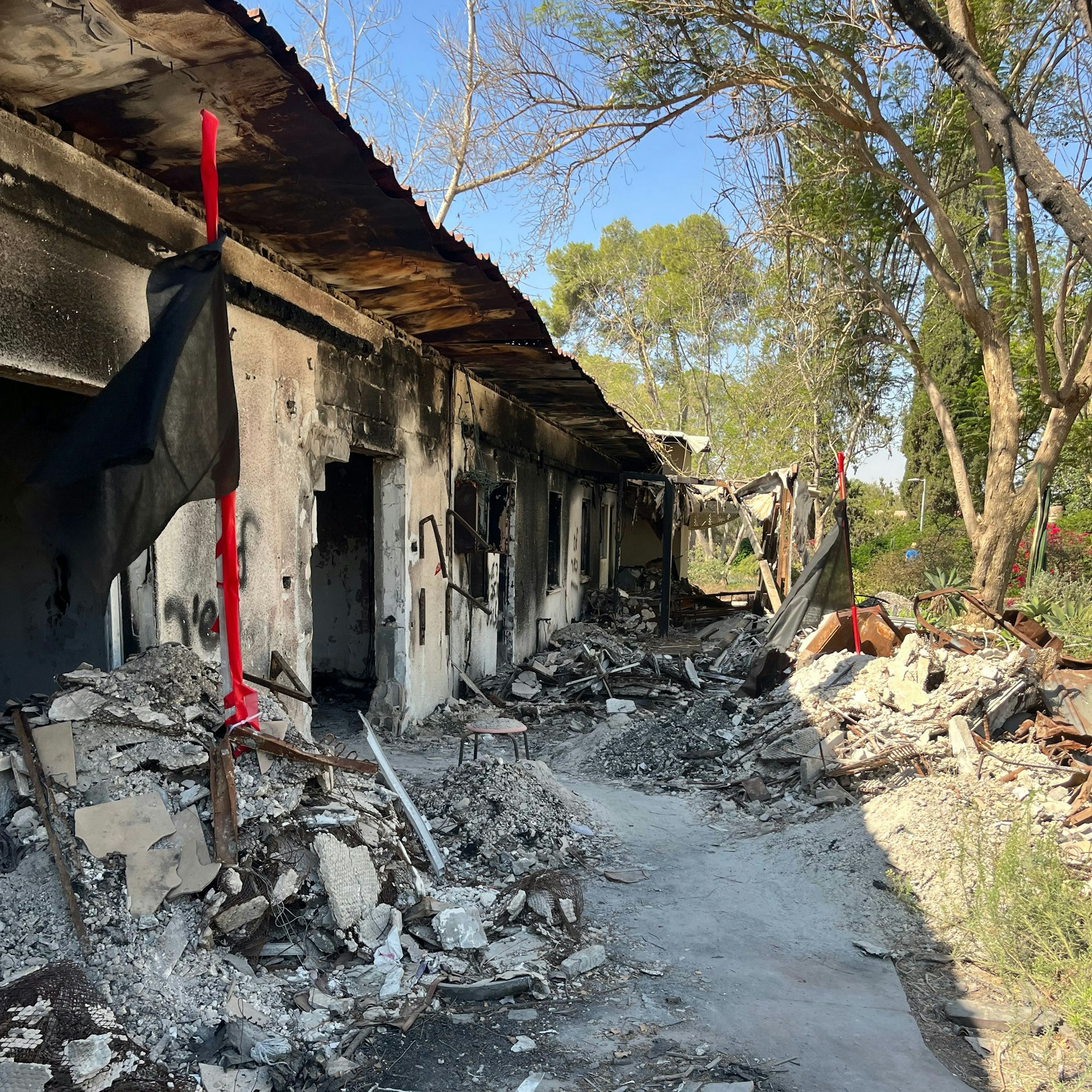 Ein Großteil der Häuser im Kibbuz Nir Oz sind ausgebrannt oder zerbombt.