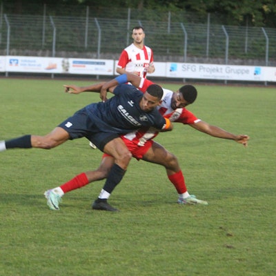Siegburgs Vierfach-Torschütze Manuel Kabambi (vorne) im Duell mit dem Hennefer Leo Camara.