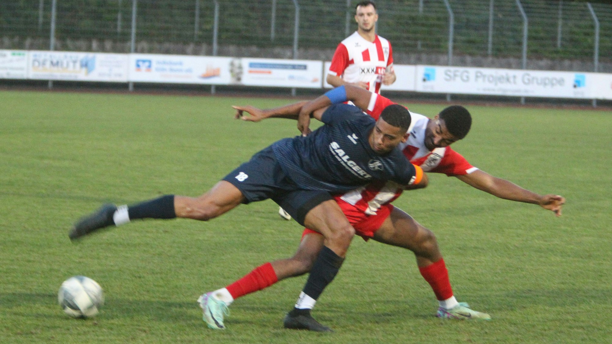 Siegburgs Vierfach-Torschütze Manuel Kabambi (vorne) im Duell mit dem Hennefer Leo Camara.