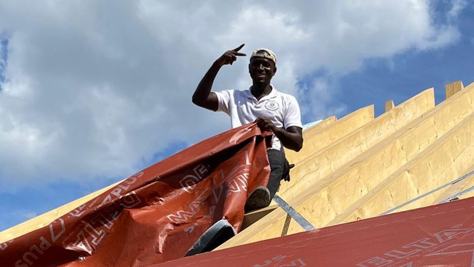 Sekou Sidibe bei der Arbeit auf einem Dach.