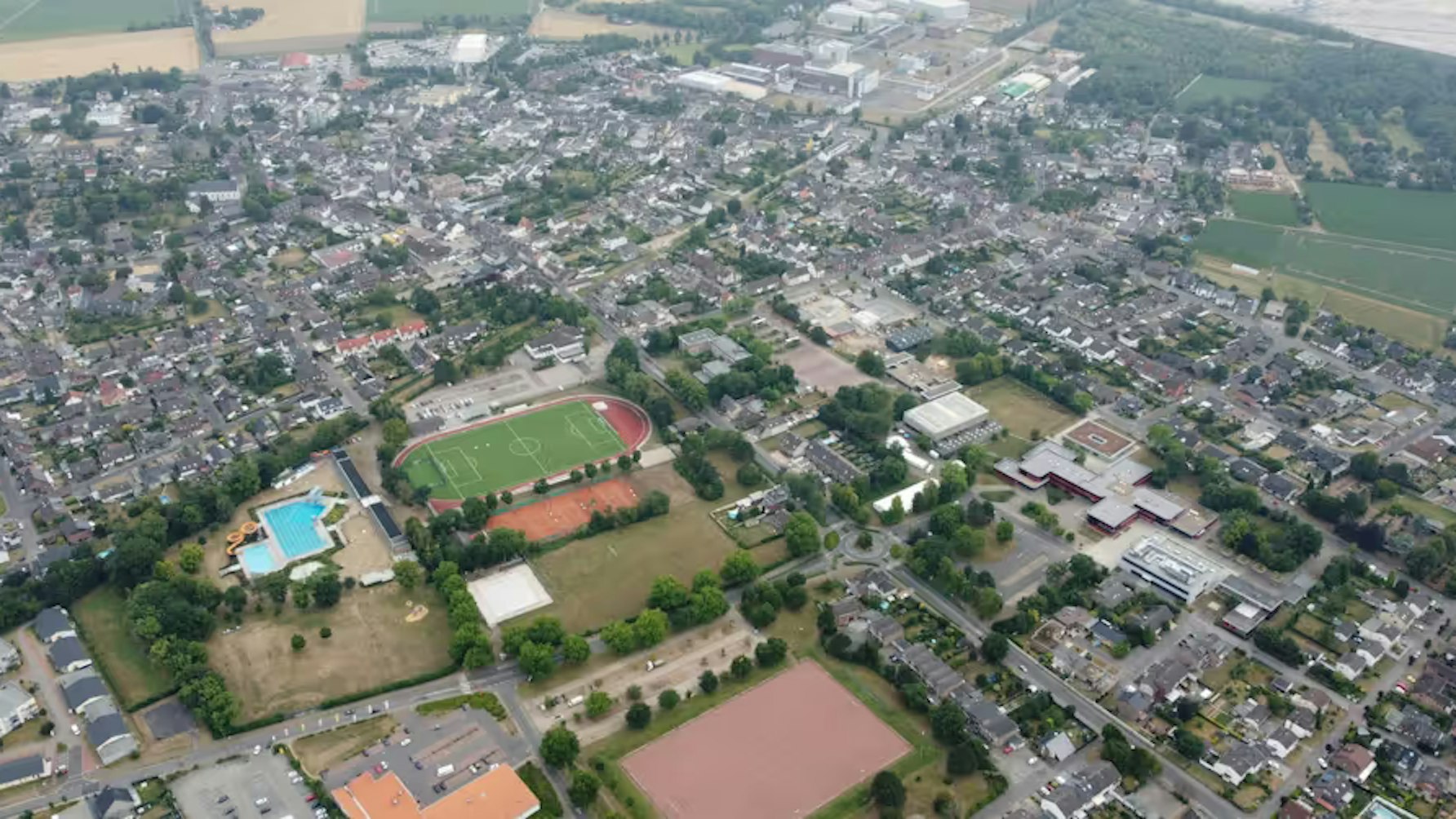 Die Luftaufnahme zeigt die Stadt Elsdorf im Norden des Rhein-Erft-Kreises.