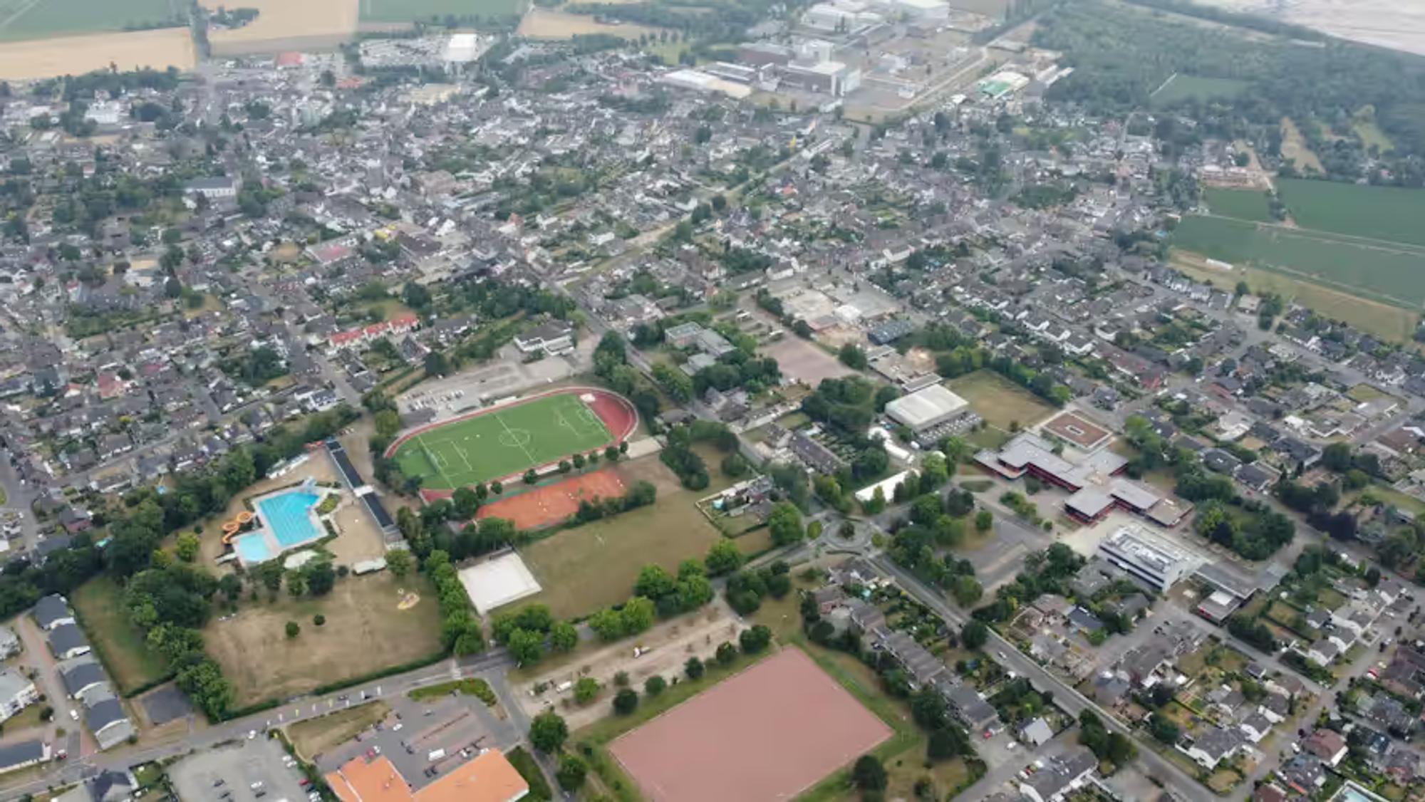 Die Luftaufnahme zeigt die Stadt Elsdorf im Norden des Rhein-Erft-Kreises.