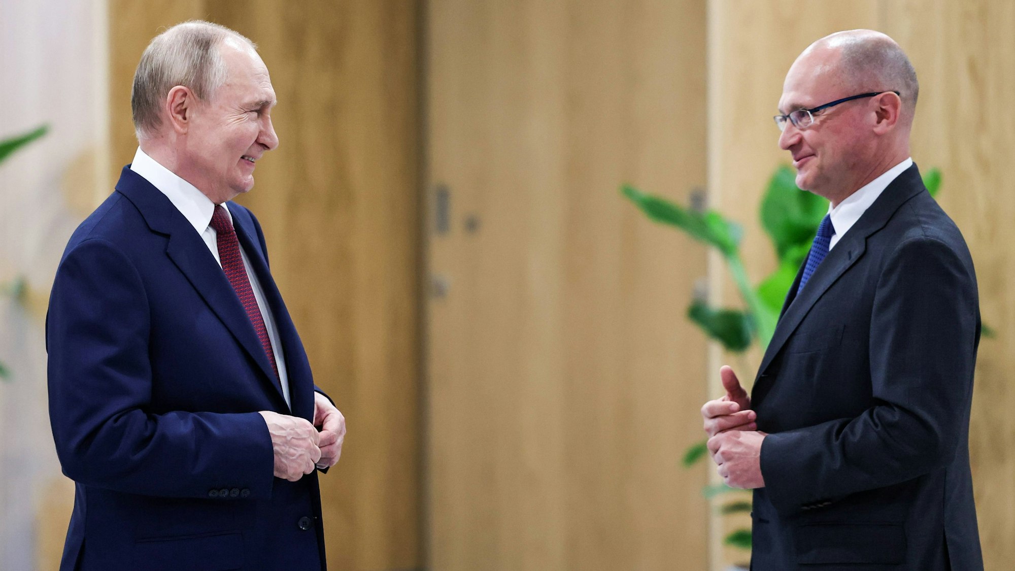 Wladimir Putin mit seiner „rechten Hand“, Sergei Kirijenko. (Archivbild)