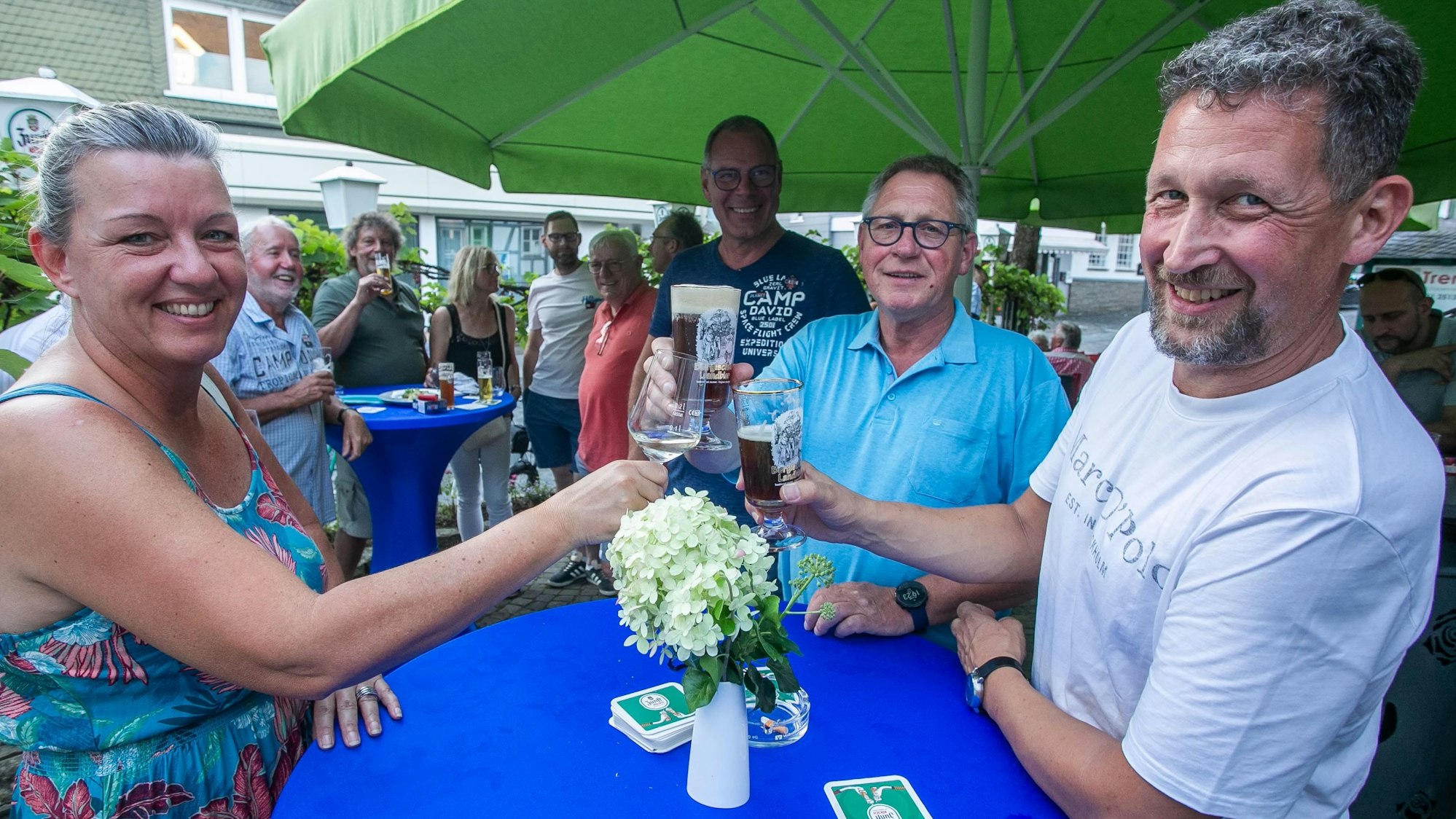 Der bisherige Vorstandsvorsitzende Bernd-Uwe Mach (Mitte) im Kreise von Gästen am Eröffnungstag im September 2023.