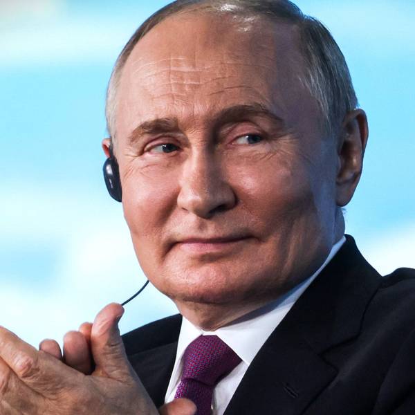Wladimir Putin war in Wladiwostok zum Scherzen aufgelegt. Parallel schickten Dmitri Medwedew und Sergej Lawrow deutliche Drohungen gen Westen.