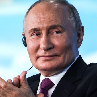 Wladimir Putin war in Wladiwostok zum Scherzen aufgelegt. Parallel schickten Dmitri Medwedew und Sergej Lawrow deutliche Drohungen gen Westen.