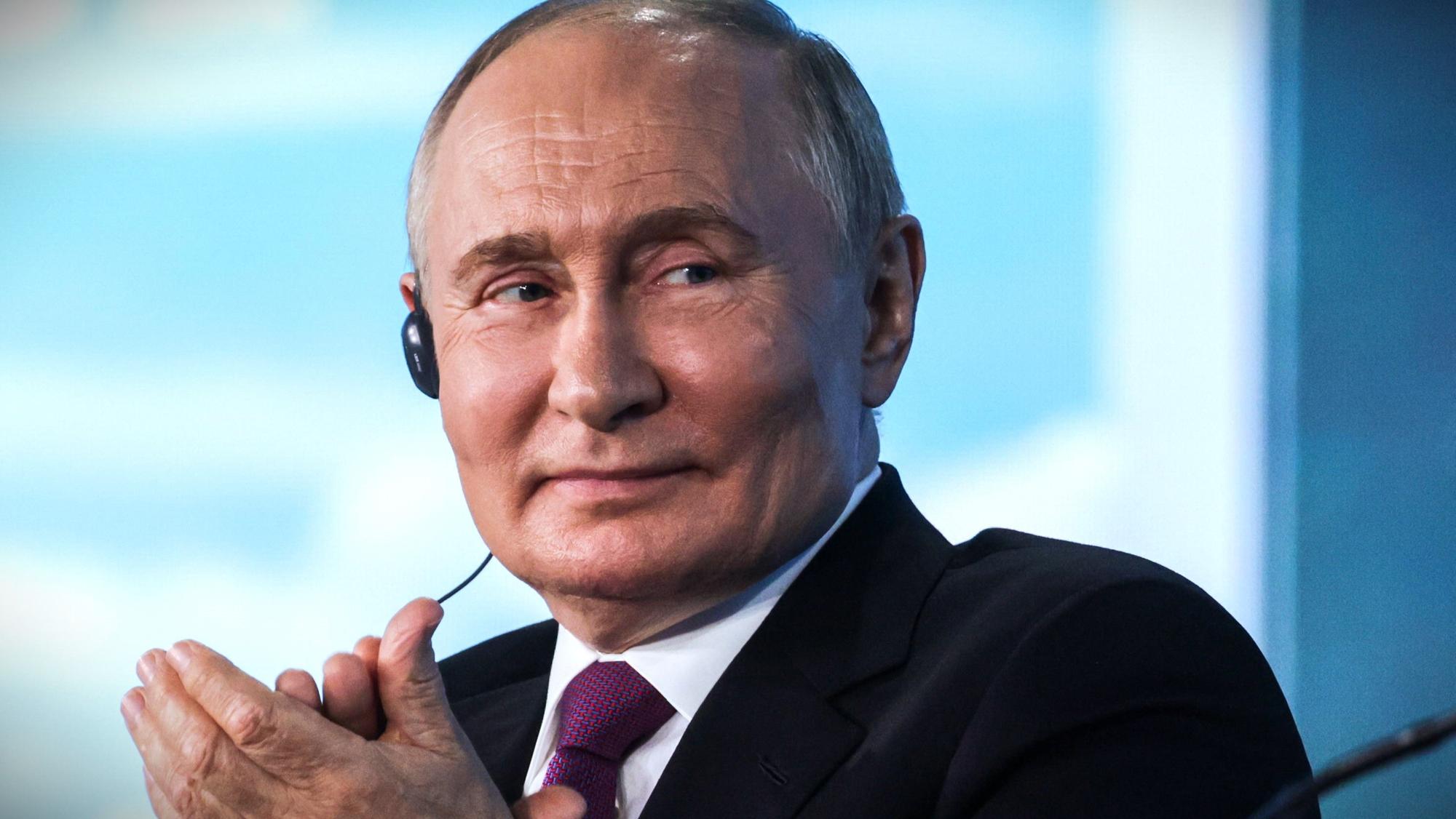 Wladimir Putin war in Wladiwostok zum Scherzen aufgelegt. Parallel schickten Dmitri Medwedew und Sergej Lawrow deutliche Drohungen gen Westen.