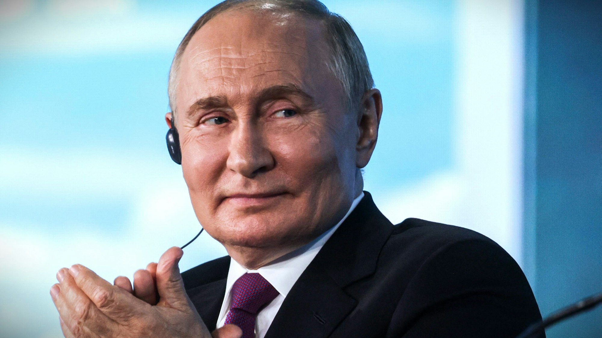 Wladimir Putin war in Wladiwostok zum Scherzen aufgelegt. Parallel schickten Dmitri Medwedew und Sergej Lawrow deutliche Drohungen gen Westen.