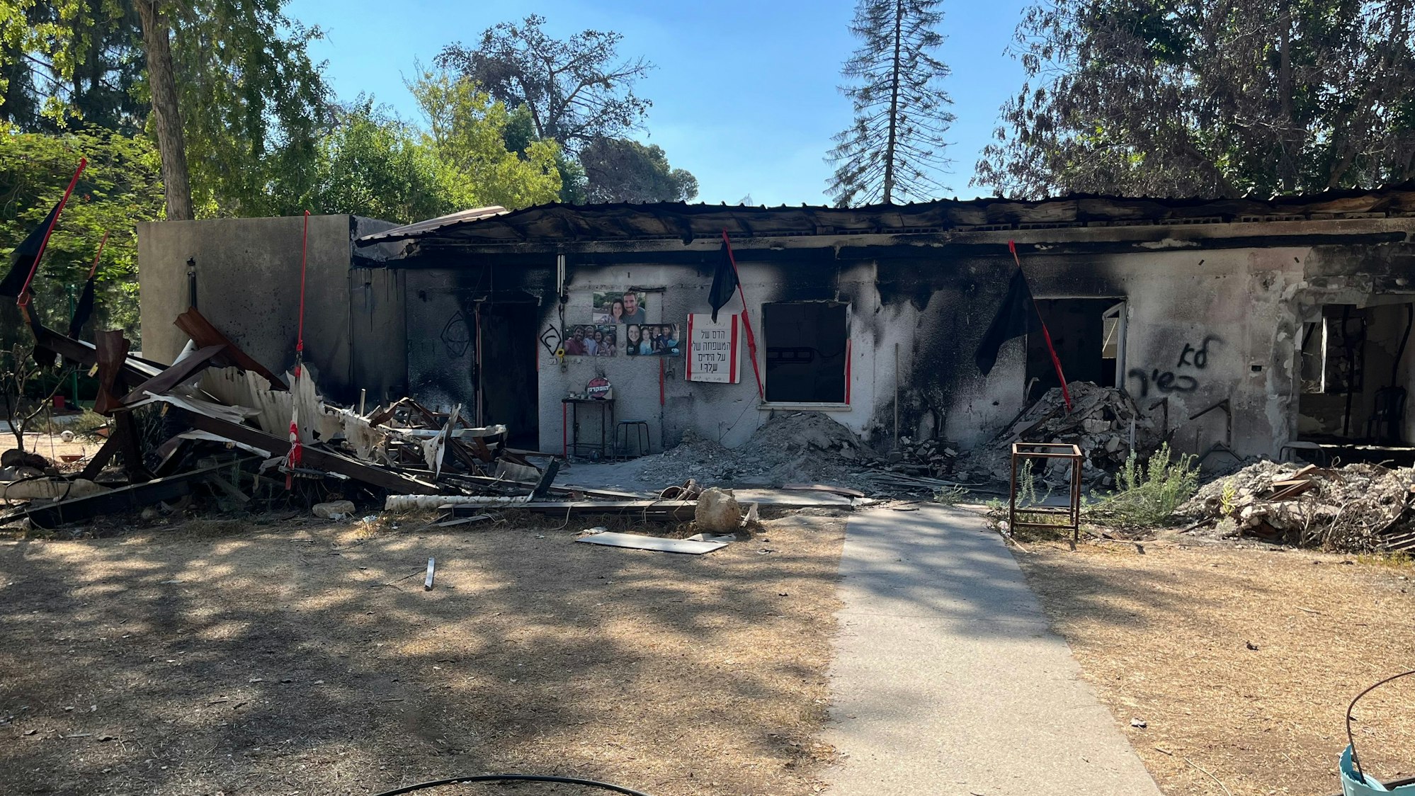 Ein Großteil der Häuser im Kibbuz Nir Oz sind ausgebrannt oder zerbombt.